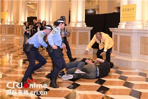 澳门资料百科:下班高峰持刀伤17人