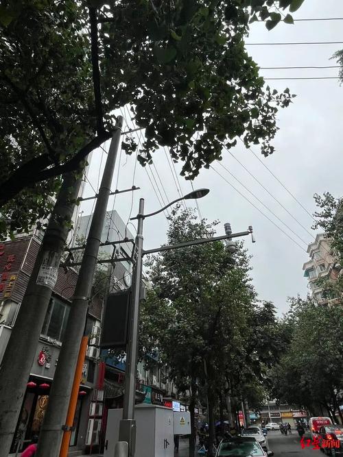 澳门资料百科:儿童碰路灯电桩身亡