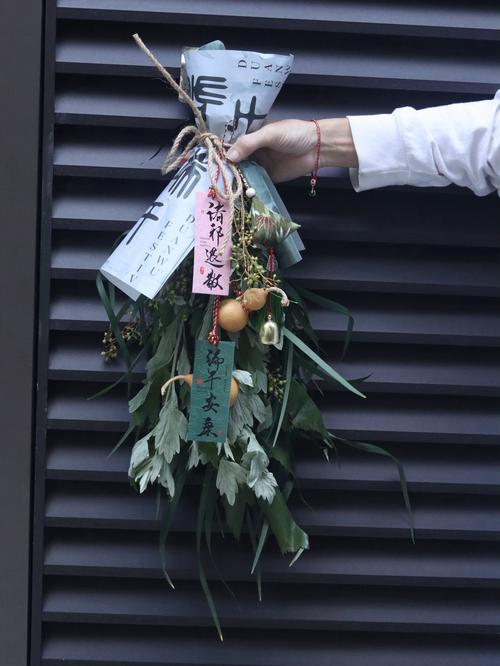 澳门资料百科:年轻人爱上端午挂艾
